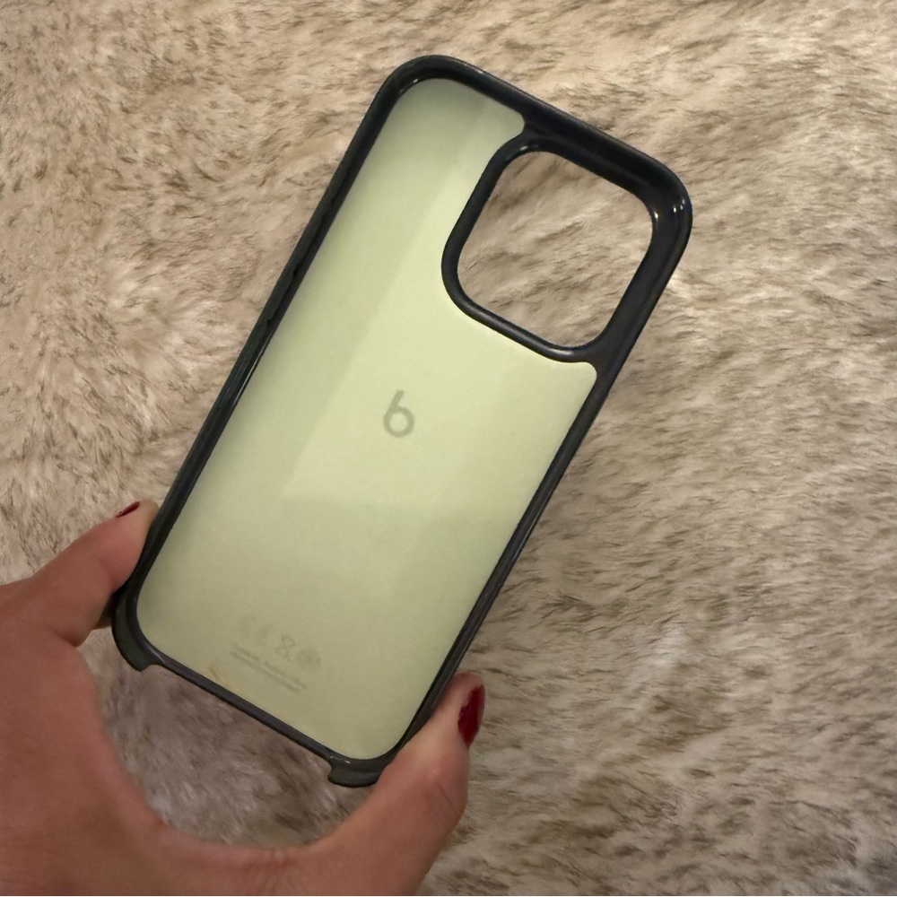 Beats by Dre iPhone 16 Pro Case with MagSafe Black - Picture 4 of 11